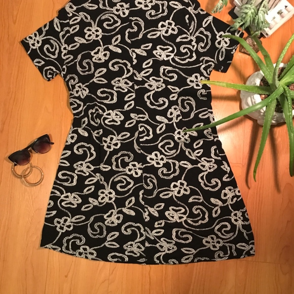 Bold Floral Pattern Black&White Swing Dress - Picture 2 of 4